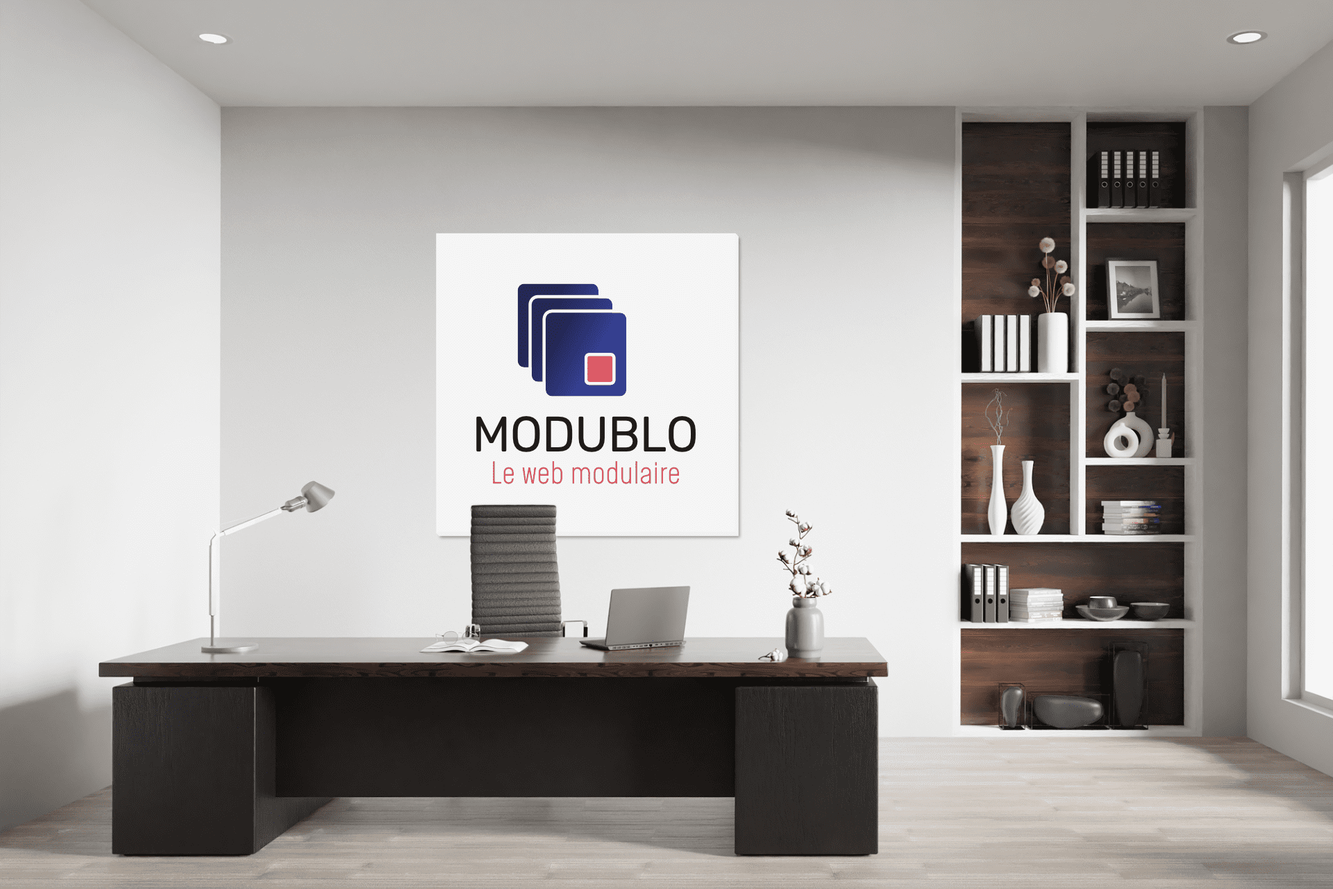 Logo de l'agence Modublo dans un bureau, illustrant la refonte de son identité visuelle agence.
